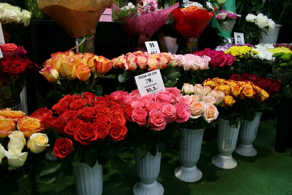Купить розы в цветочном магазине. Розы в цветочном магазине. Букеты роз цветочный магазин. Магазин цветы розы. Челябинские цветы.