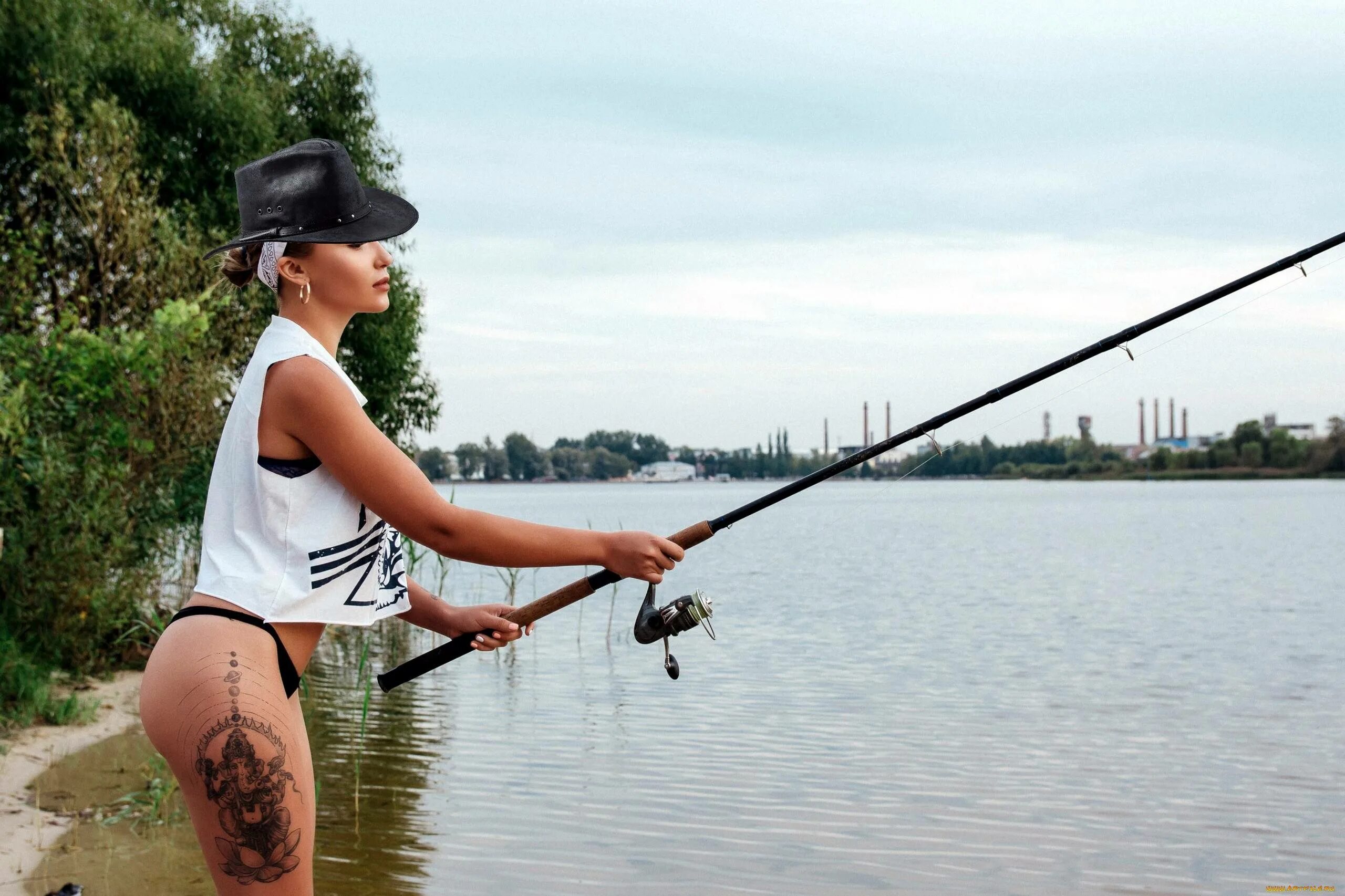 Как ловить девушку. Женщина с удочкой. Красивые девушки на рыбалке. Красивый спиннинг. Рыбалка на спиннинг.