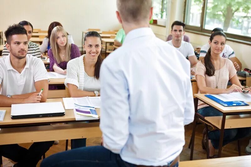 Формы практических занятий. Учитель и студенты. Учеба в вузе заочно. Занятия в аудитории. Группа студентов.