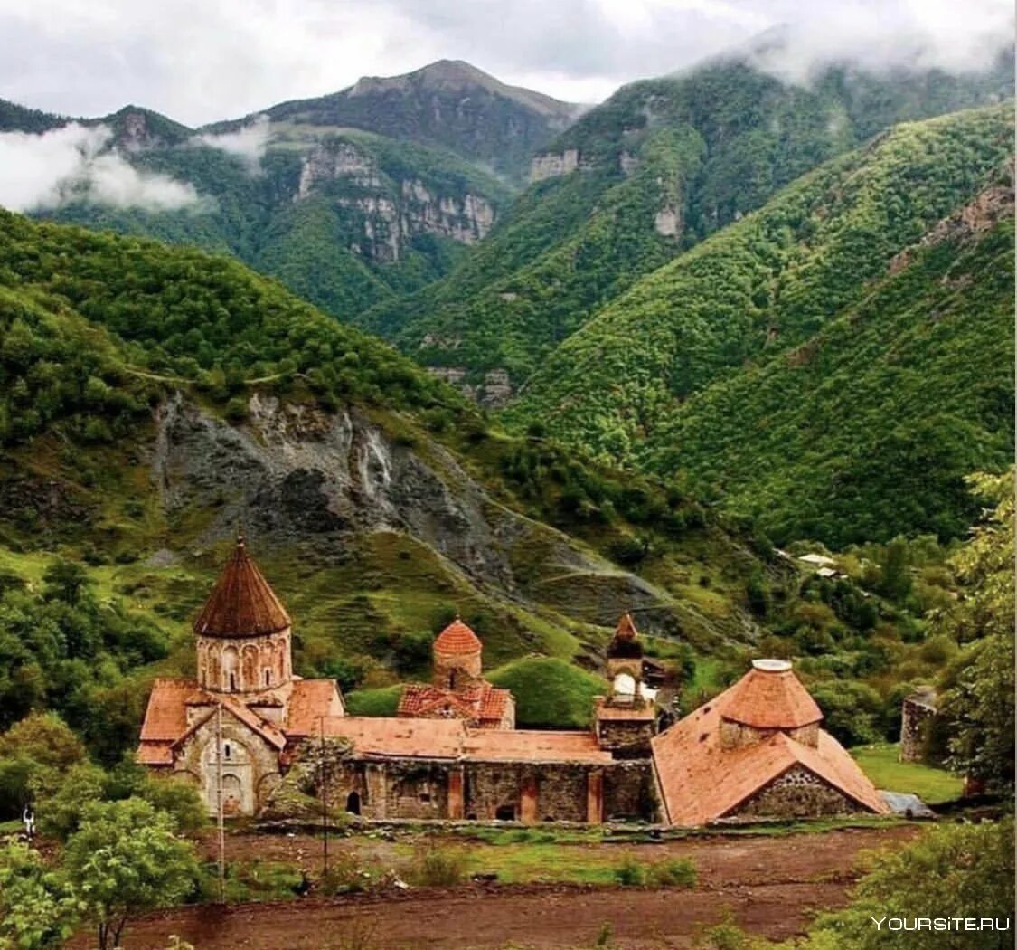 Арцах видео. Дадиванк монастырь Армения. Монастырь Гандзасар Нагорный Карабах. Нагорный Карабах Дадиванк. Монастырь Дадиванк Нагорный.