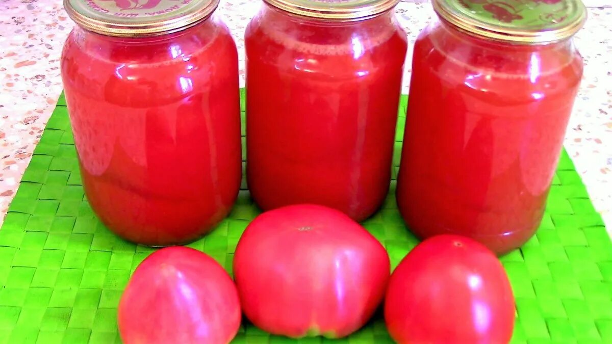 Заготовить томатный сок на зиму. Томатный сок на зиму с мякотью через блендер. Домашний томатный сок в банке.