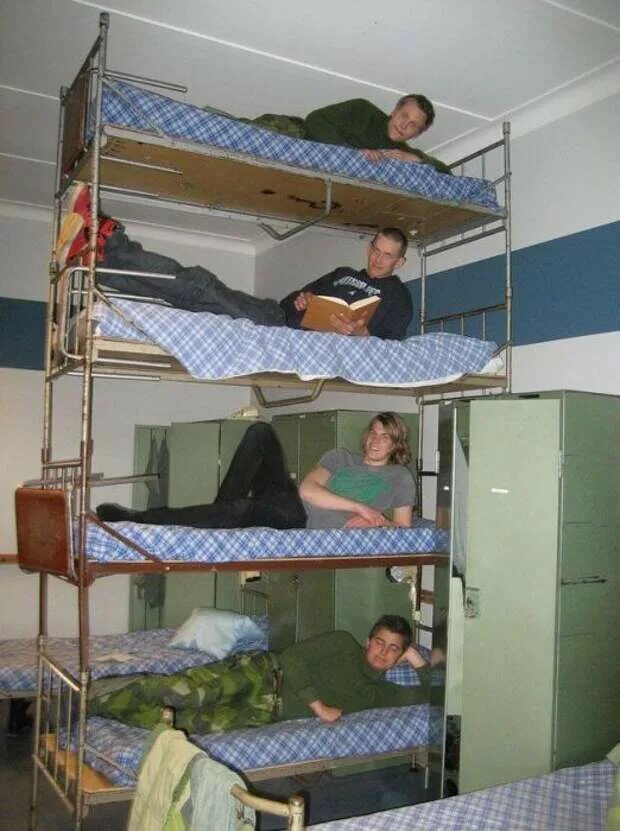 Общежитие весело. Двухъярусная кровать в армии. Кровати в казарме. Двухъярусная кровать в казарме. Двухэтажные кровати в армии.