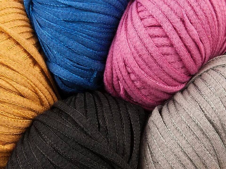 Пять мотков. Вышивка шерстяными нитками. Нитки 5 букв. Шерстяная пряжа для вязания. Мулине гамма 0060.