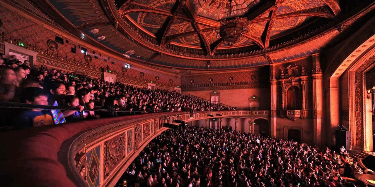 Зрители силуэт. Сценический свет банкет. Stage provides. Theatre tower on the julierpass интерьер. Stage provides.
