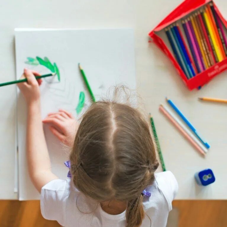 Рисуем с детьми. Рисование за мольбертом. Девочка в школе рисует. Художественная студия для детей. Ворчестводля детей дошкольного возраста.