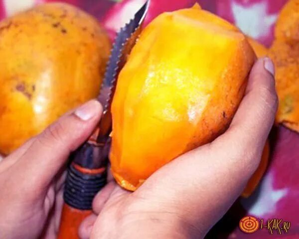 Манго едят с кожурой или нет. Разделать манго. Манго разрезанное. Манго очищенный. Чистка манго.