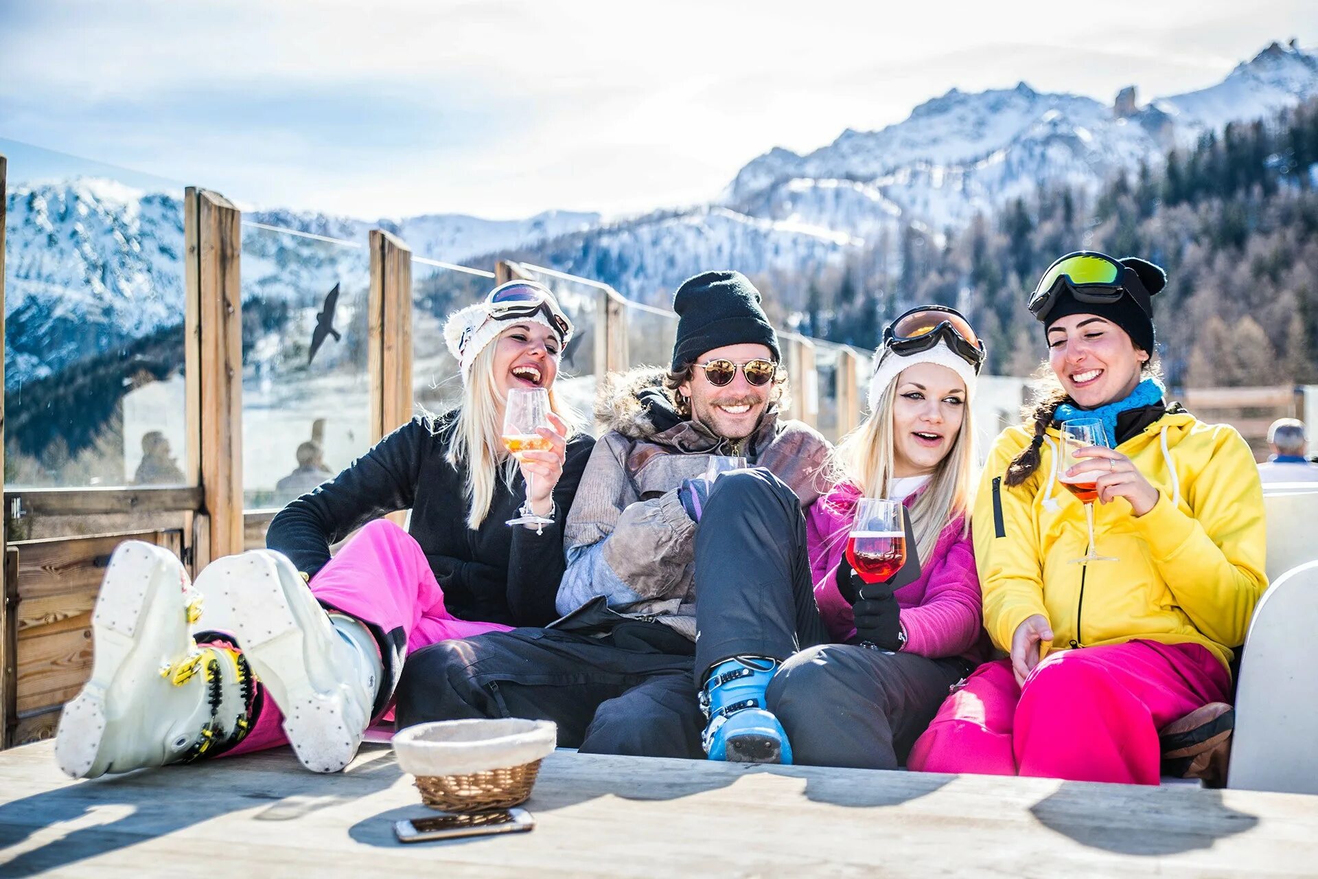 Апрес ски в баре. Апрес ски. Apres ski охта парк. Горнолыжный курорт apres ski. Apres ski красная поляна.