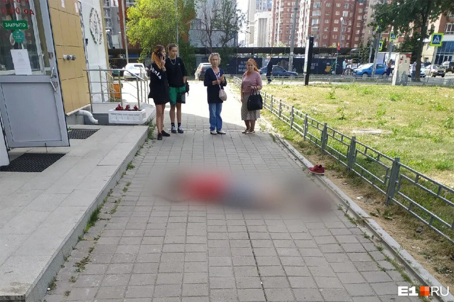 Дети выкидывают мусор из окна. Выкинули девочку в екатеринбурге. Нагатино девушка скинулась с 17 этажа. Выкинули девочку в екатеринбурге. Ребенок девочка.