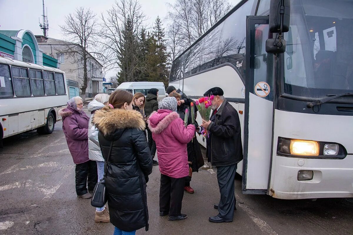 Автобус красное новосибирск. Бесплатный автобус. Автобусы красный Сулин. Автобус тюмет красный. Автобус 55 красный.