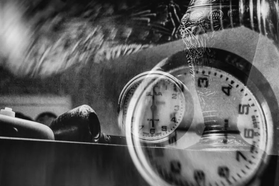 Время спешит. Время секунда время мгновение. Славяно арийские меры. Век десятилетие. Обои которые прикрывают часы.