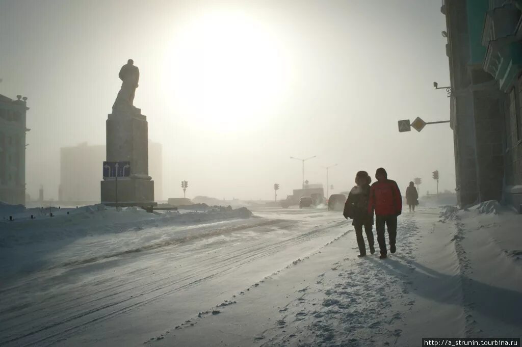 Норильск метель. Аномальные Морозы 2012. Снег в нехарактерных для него местах. Норильск фото со словами будут разные в жизни и годы и люди. Холодно в городе без тебя