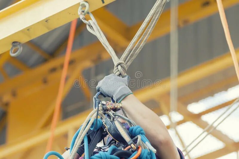 Спасательные канаты в самолете. Веревка для спасения. Восьмерка промышленный альпинизм. Спасание с помощью спасательной веревки.
