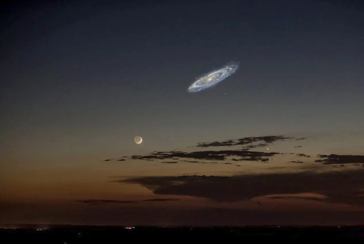 Можно увидеть галактику. Галактика Андромеда на ночном небе невооруженным глазом. Андромеда Галактика на небе. Как выглядит Галактика Андромеда с земли. Угловой размер Луны и Галактики туманность Андромеды.