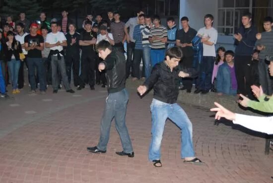 Кавказцы танцуют на улице. Кавказцы танцуют лезгинку на улице. Лезгинка на улице. Лезгинка на площади. Кавказцы танцуют.