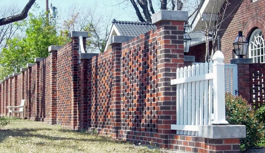 Какой кирпич для забора лучше. Забор из кирпича. красивые кирпичные заборы. современный кирпичный забор. ограждение из кирпича.