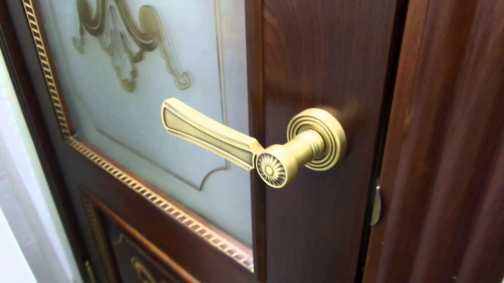 Дверные ручки класс. Ручка дверная Door Handle loku 830. Ручка для межкомнатной двери. Дверные ручки в интерьере. Фурнитура для межкомнатных дверей.