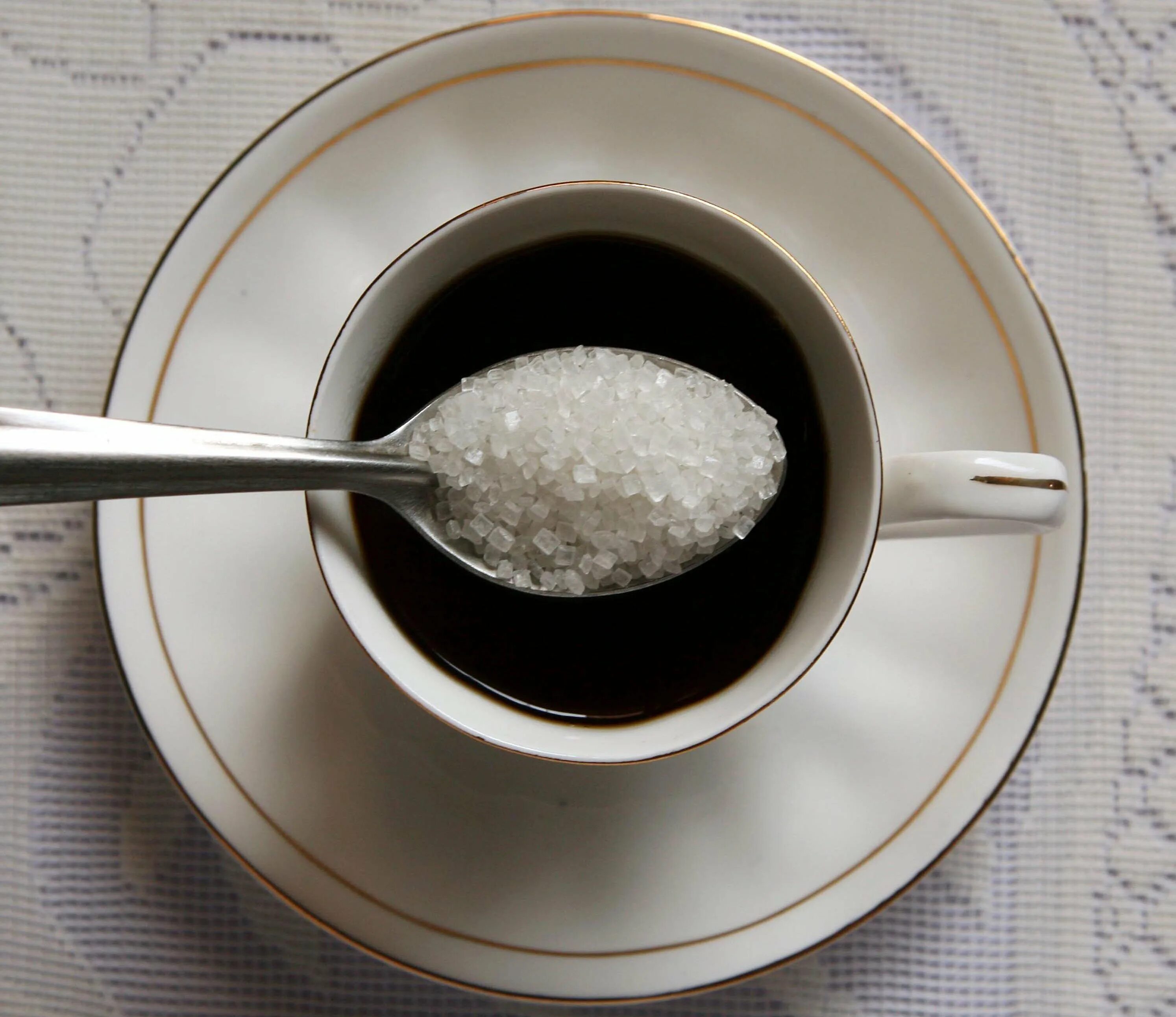 Яйцо 3 столовые ложки сахара. Чай с сахаром. В чай ложки сахара. Ложка сахара. Чай сахара.