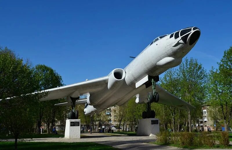 Самолёт в смоленске памятник. Памятник самолет в смоленске на багратиона. Самолёт на багратиона смоленск. Памятник як 42 в смоленске. Як 42 смоленск.