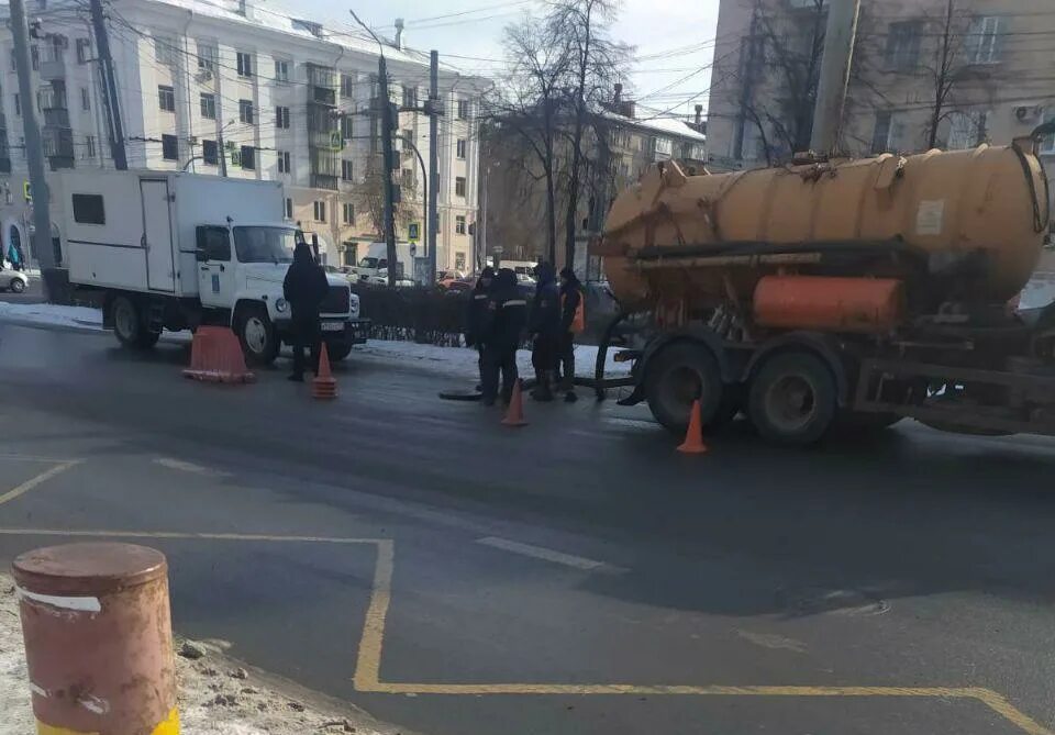 Где провалился асфальт. В Челябинске провалился асфальт. Перекресток Энгельса и Ленина Челябинск. Челябинск провалился асфальт Российская проспект Ленина. Яма асфальт Куйбышева Челябинск.