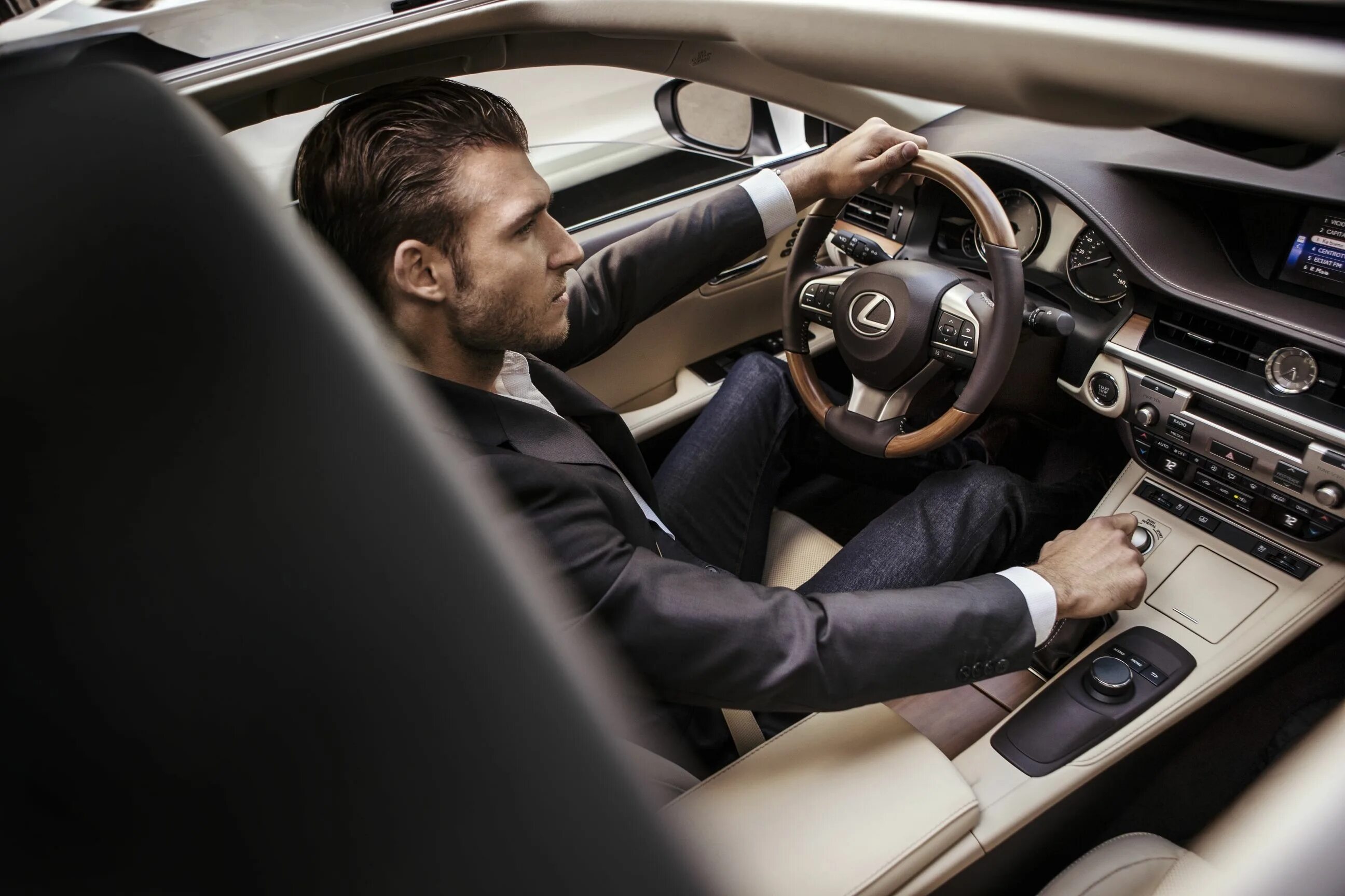 Мерседес за рулем s600. Авто бизнесмены. Бизнесмен на мерседесе. Автомобиль предпринимателя. Авто бизнесмены.