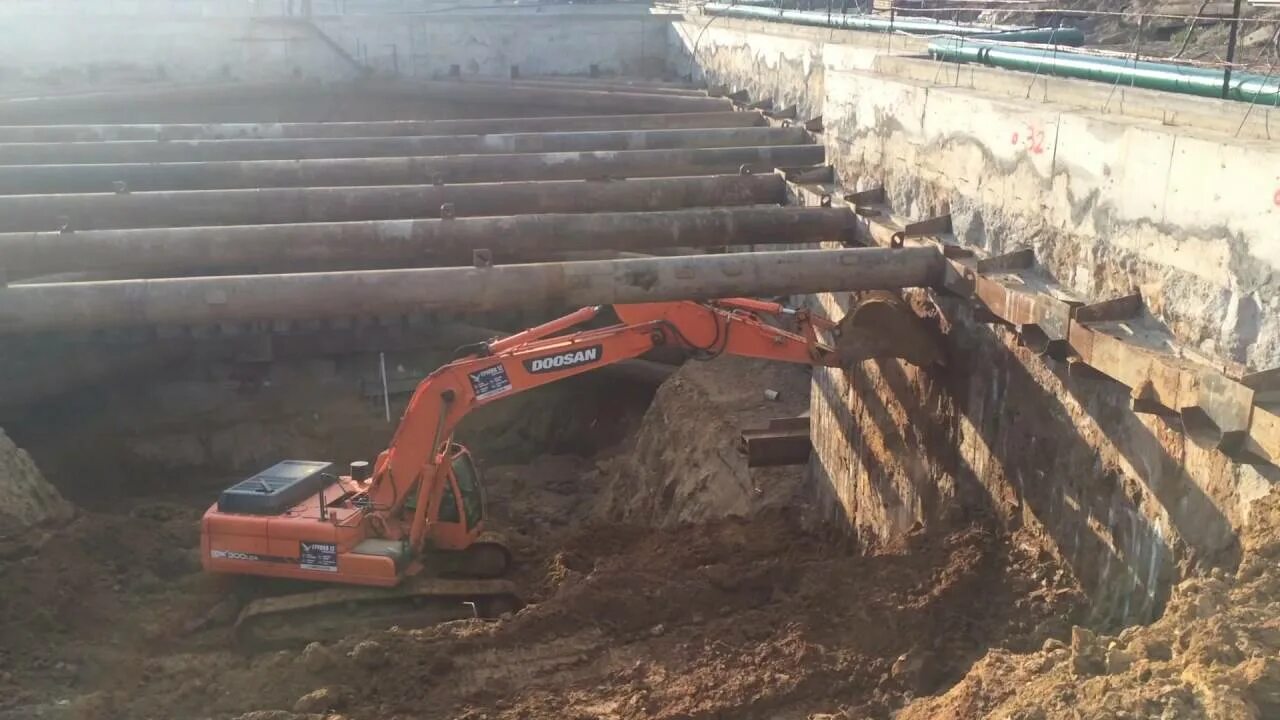 Крепление траншей разработке грунта. Крепление откосов котлована глубиной 5 м. разработка котлована шахман. разработка котлована экскаватором. разработка траншеи экскаватором.