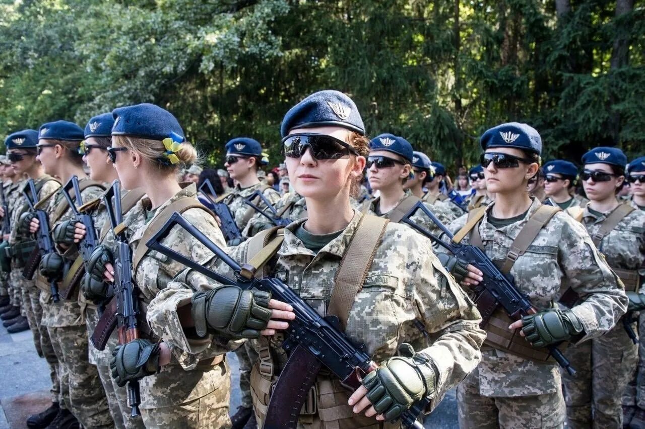 Современную украинскую. Женщины в армии Украины. Украинская форма. Украинские женщины военные. Армия Украины 2013.