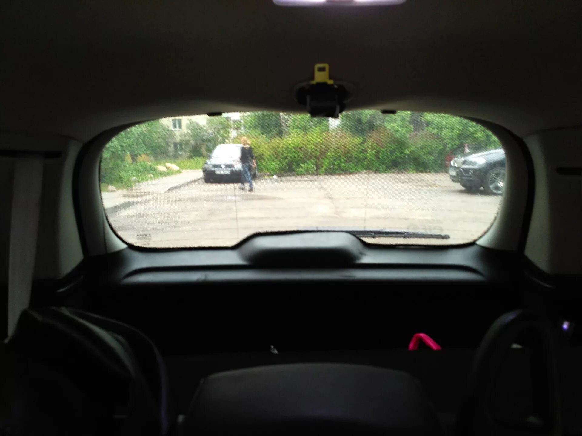 Шторка Renault Grand Scenic 3. Заднее окно автомобиля изнутри. Вид из лобового окна Рено Логан. Шторка на панель Renault Scenic 3. Renault окно