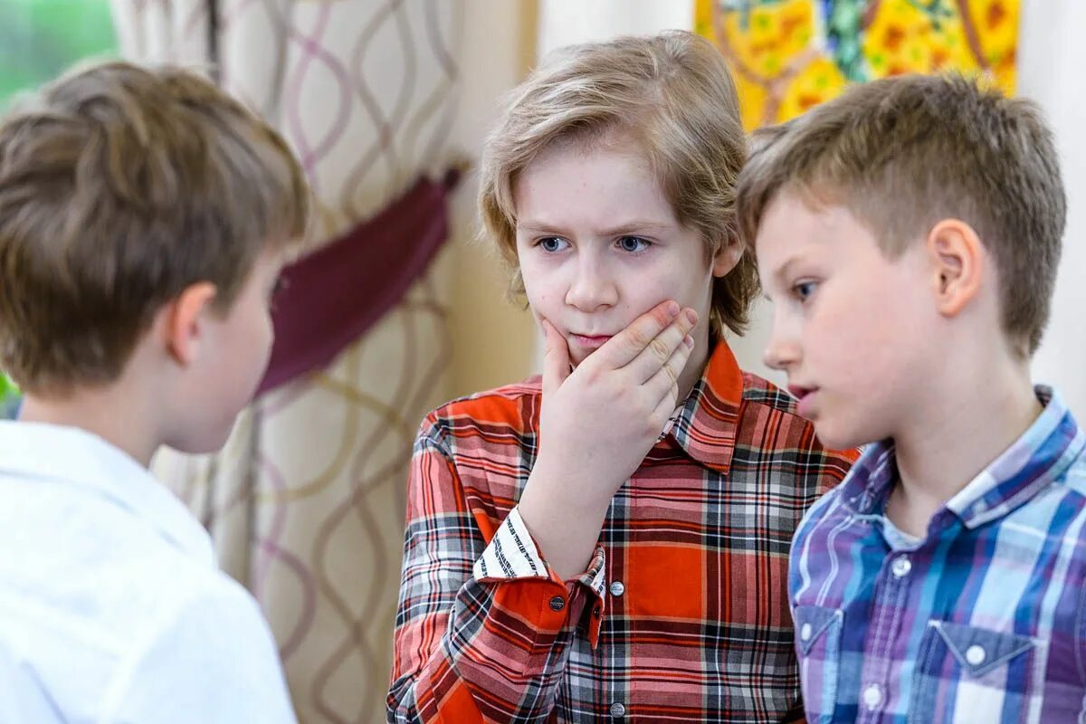 Дошкольники рассказывают. Мальчики беседуют. Общение детей друг с другом. Ребенок рассказывает