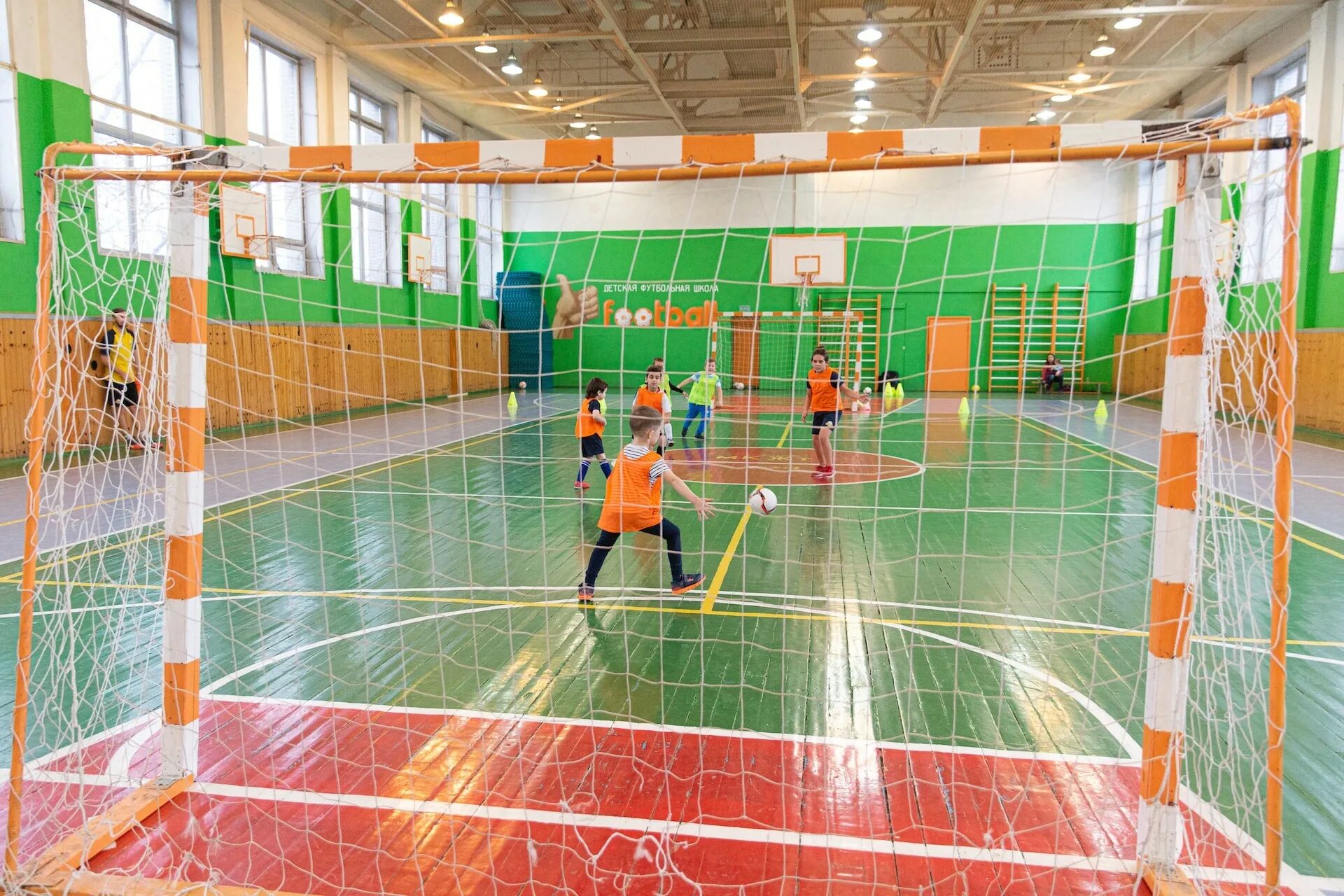 Спортивный клуб космос. Школа мяча Люблинская 88. Спортивные мячи школе. Школа мяча, Москва, Новоалексеевская улица. Школа мяча фото.