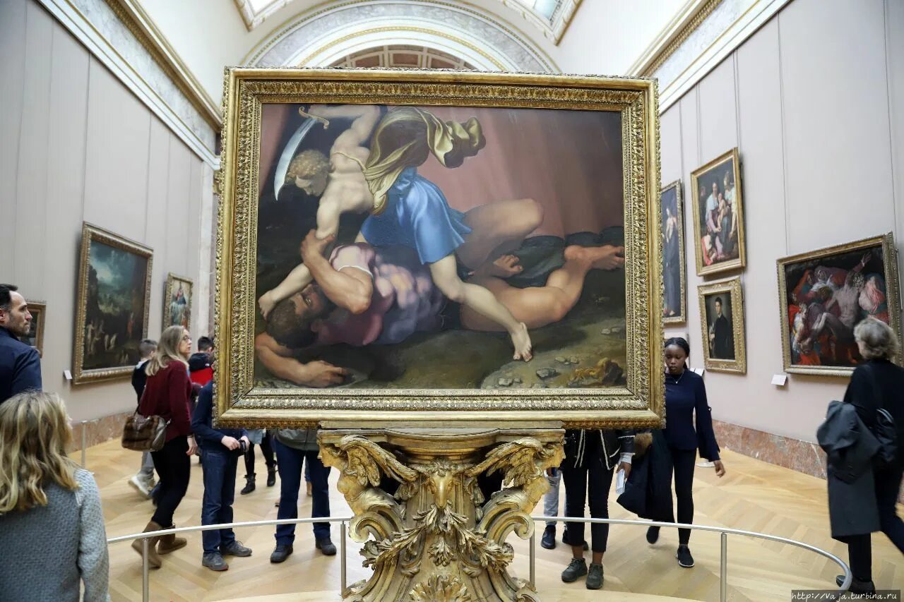 Лувр картинная галерея. Лувр галерея Рафаэля. Картинна галерея музей Лувра.