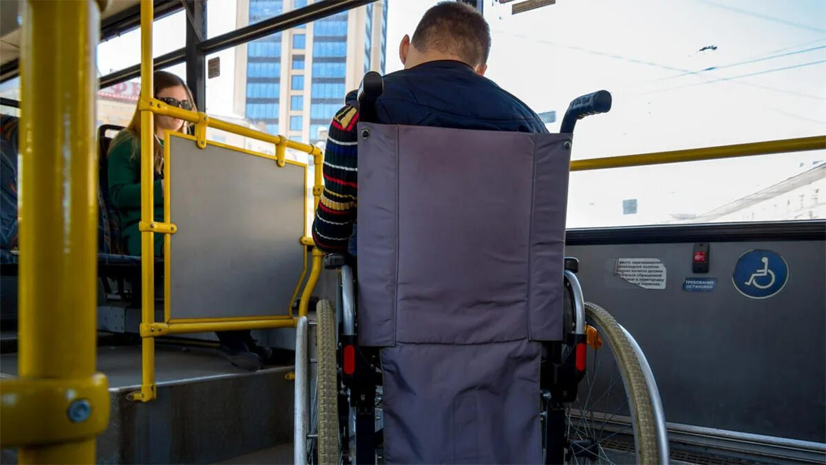 Инвалид 1 группы найден. Общественный транспорт для инвалидов. Инвалид 1 группы и общественный транспорт. Маршрутка для инвалидов. Стойка регистрации для инвалидов транспорт.