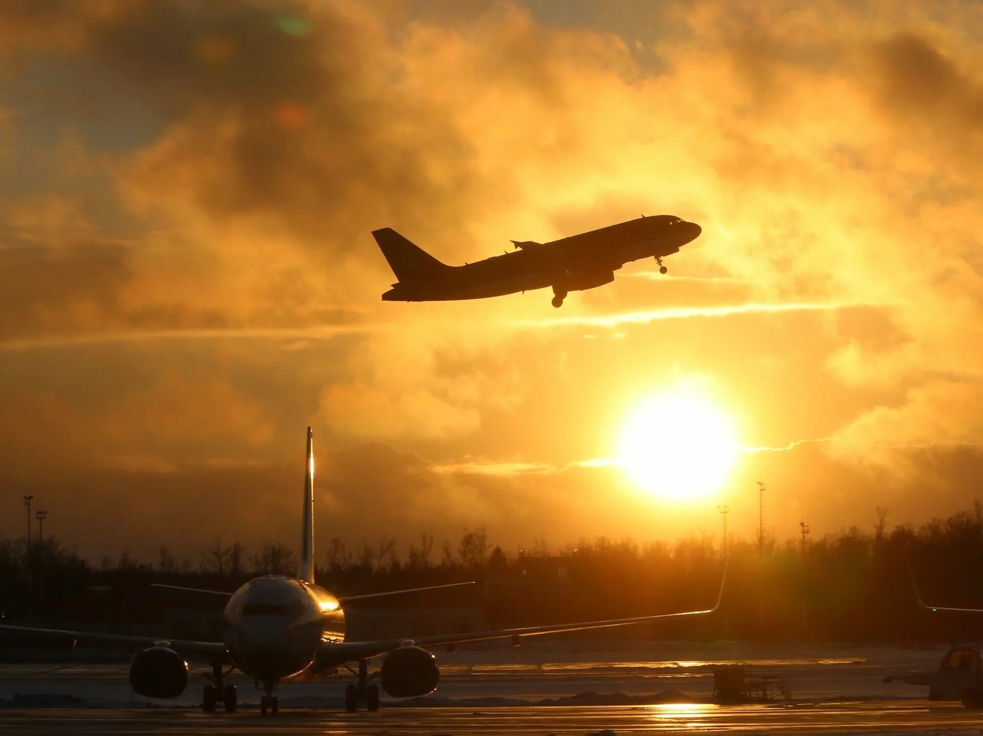 Самолёт "полёт". Взлёт а330 шереметьево. Красивые самолеты. Самолет на закате. Летающий самолет.