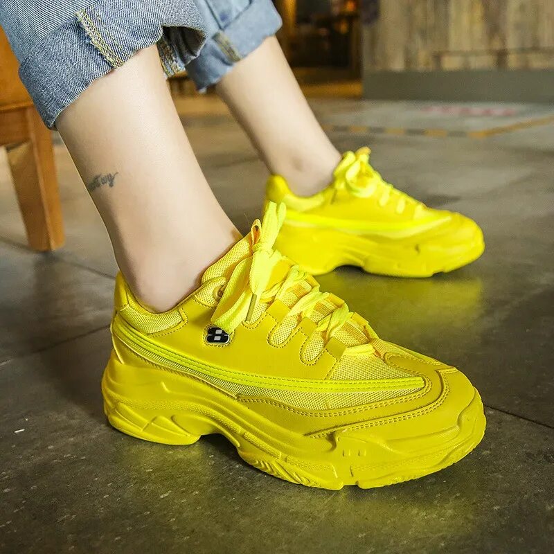 Желтая подошва на кроссовках. Желтые кроссовки мери крамбери. Яркие кроссовки. Жёлтые кроссовки женские. Ярко желтые кроссовки.