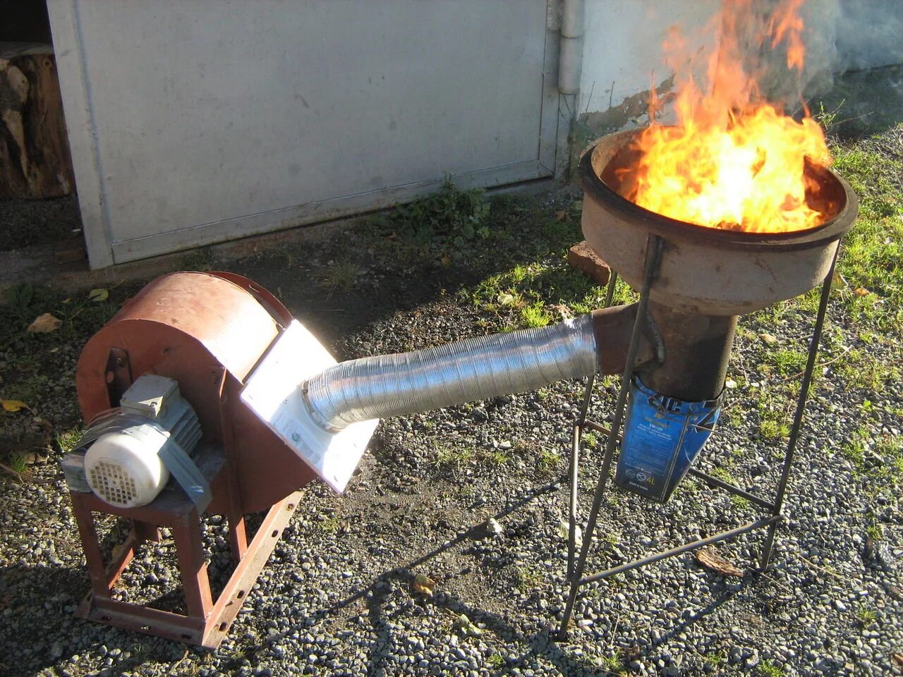 Кузнечный горн/ Make a Blacksmithing Forge - YouTube