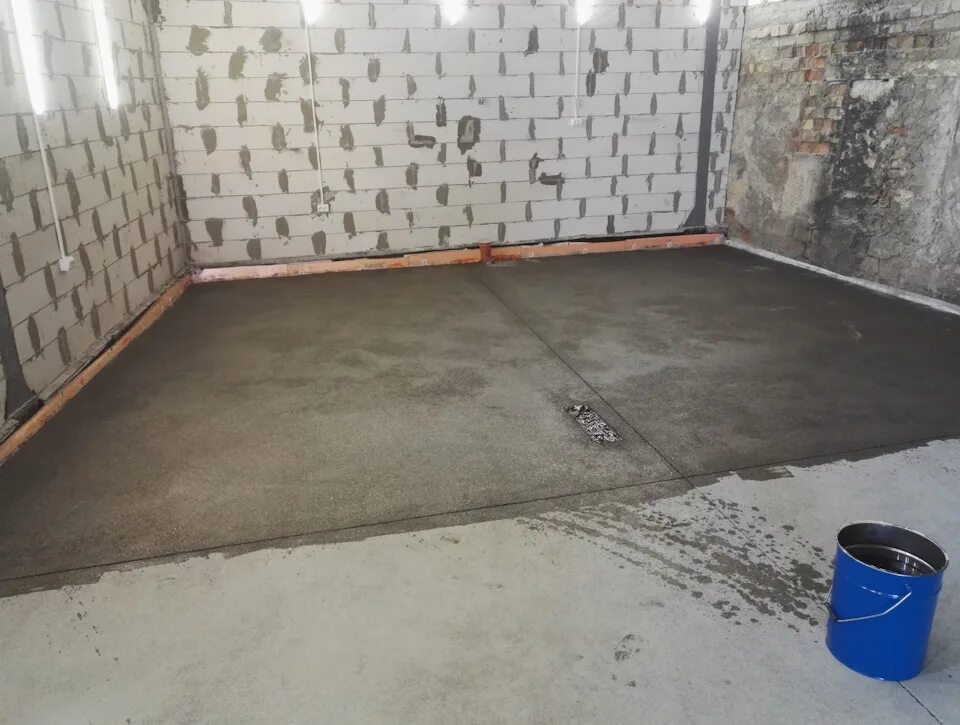 Полусухая стяжка пола. Красных партизан 42. Полусухая стяжка м160. Механизированная стяжка пола фото. Полы псков.