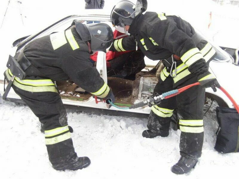 Аварийно-спасательные работы при дтп. Ликвидация последствий автомобильных аварий. Аср при дорожно транспортных происшествий. Извлечение пострадавших при дтп. Соревнования по дтп мчс.