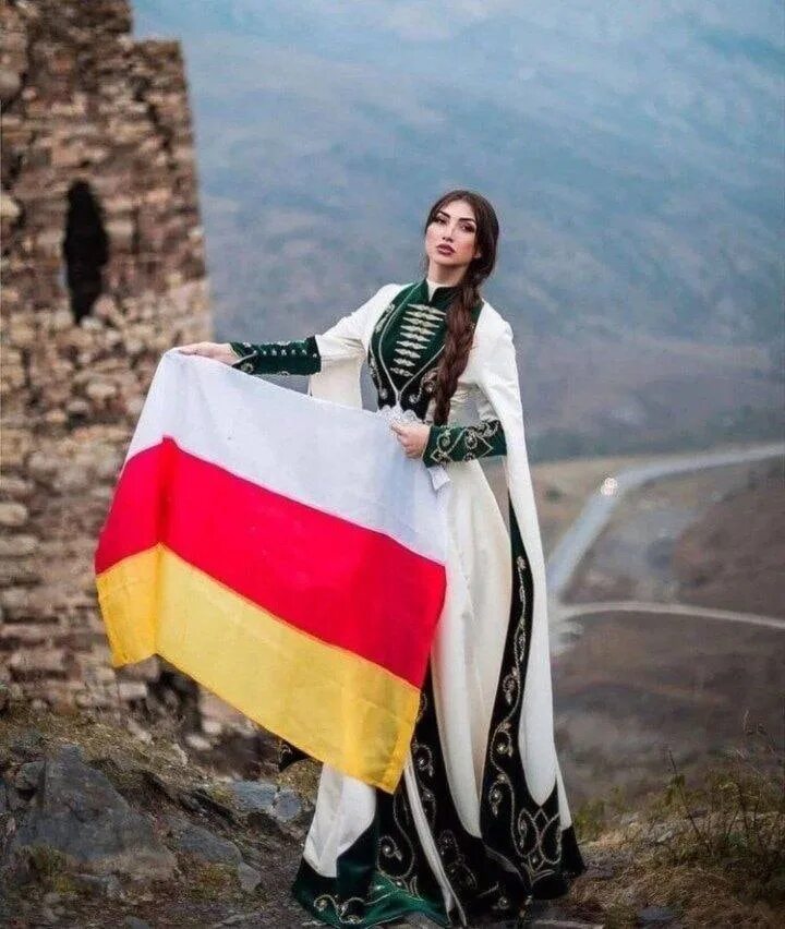 Фати Царикаева. Сестры Царикаевы. Южная Осетия национальный костюм. Осетинские женщины.