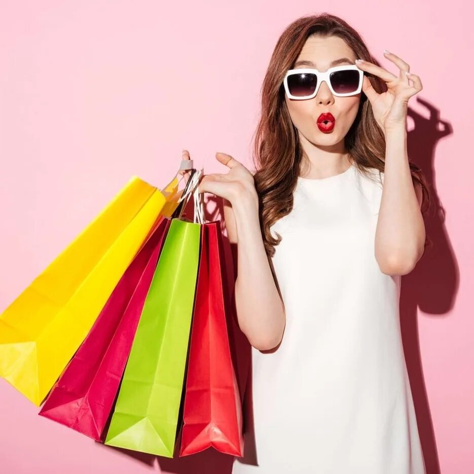 Shopping is fun. Яркая одежда для женщин. Стильная девушка. Девушка с пакетами. Модная девушка.