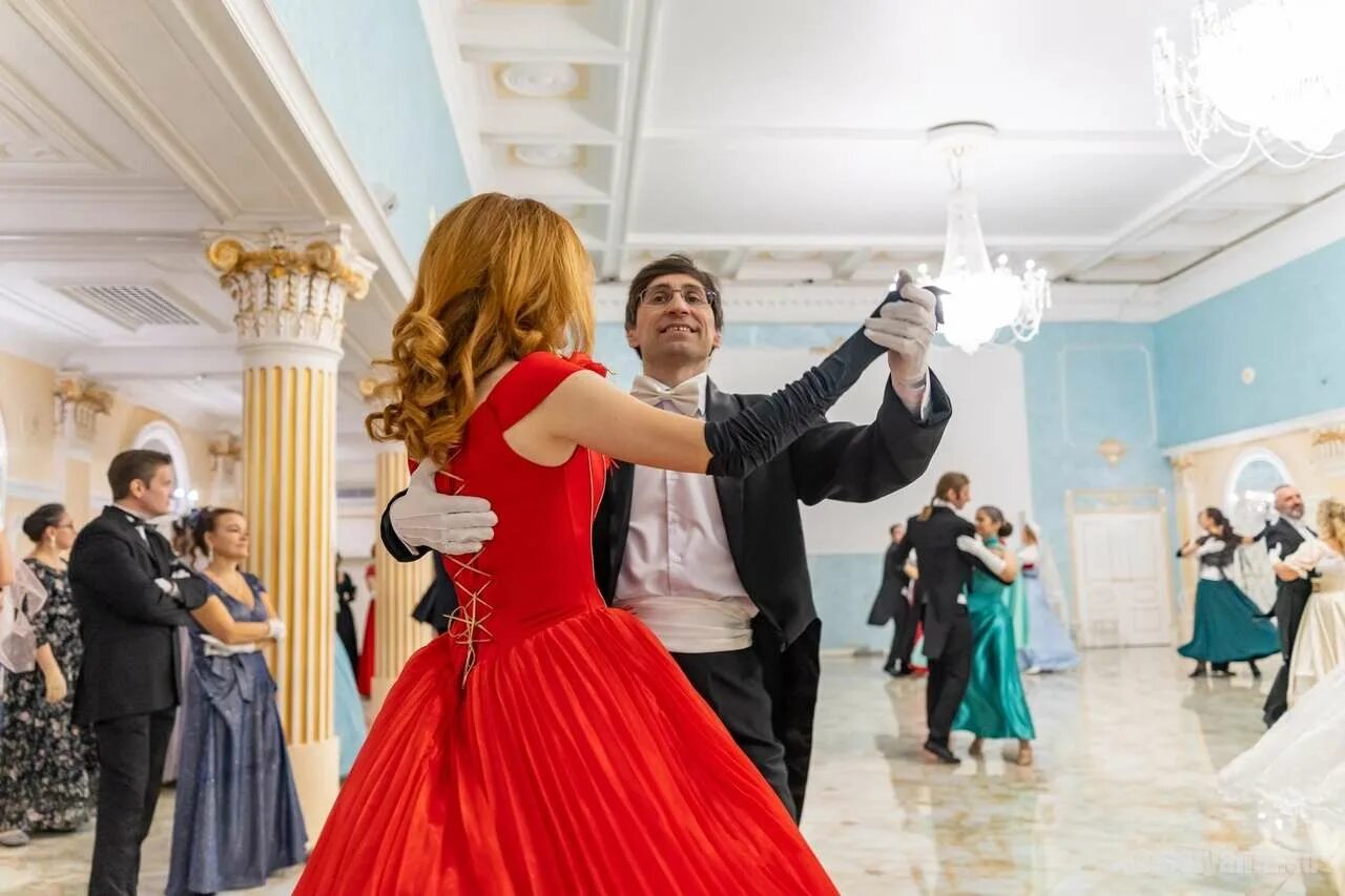 Тематический бал. Как пройти бал 4. Бальный зал во дворце с людьми. Сретенский бал мда. Русский бал 1801.
