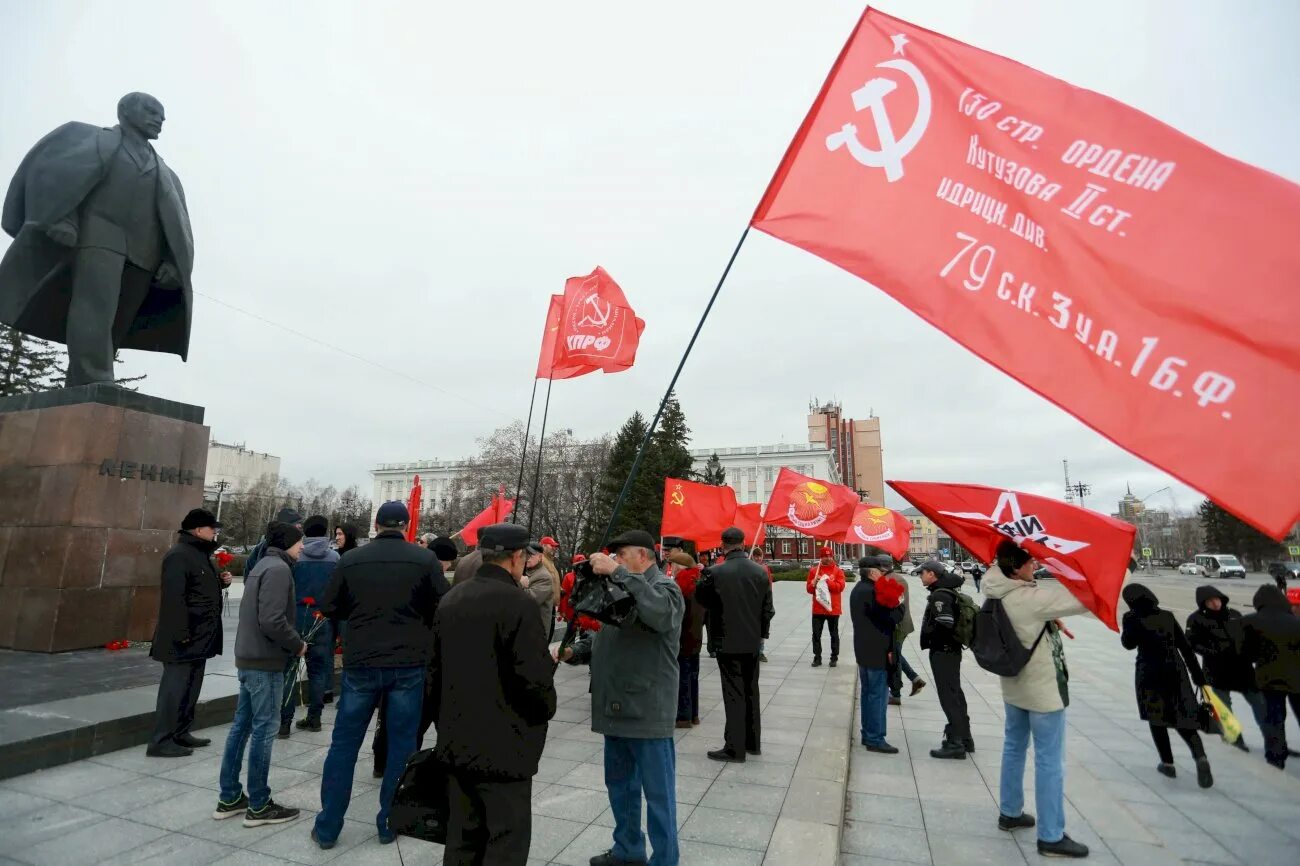 Митинг 22 апреля. 22 апреля день рождения ленина. 22 апреля праздник день рождения ленина. митинг в честь дня победы. 22 апреля день рождения ленина прикол.