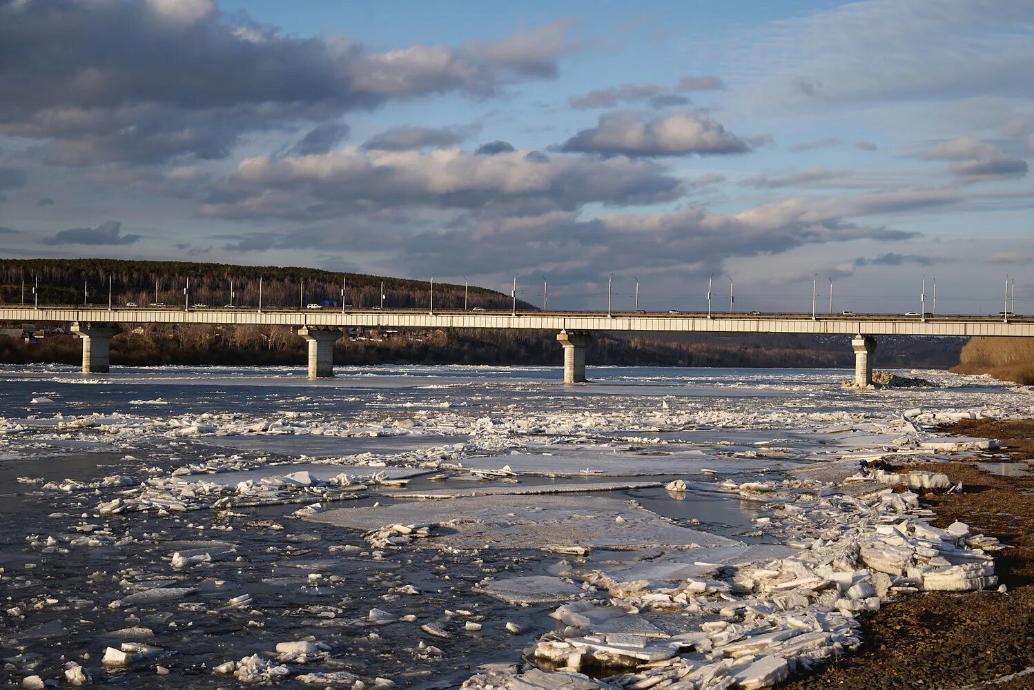 Ледоход в нижнем новгороде 2024. Река Томь Кемерово 2023. Река Томь в Томске. Ледоход на Томи Междуреченск. Ледоход в Кемерово 2023.