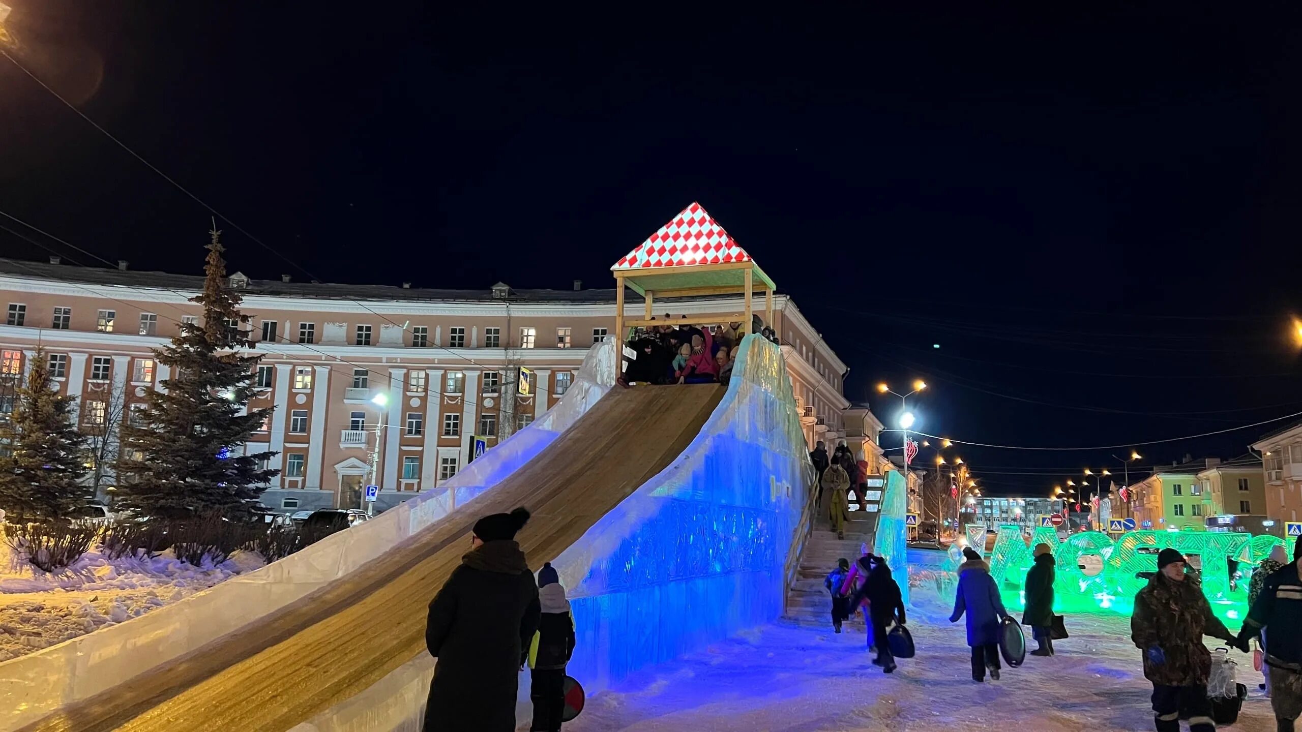 Краснотурьинск маленький ленинград. Отель турья в краснотурьинске. Краснотурьинск сквер. Отель турья в краснотурьинске. Краснотурьинск площадь.