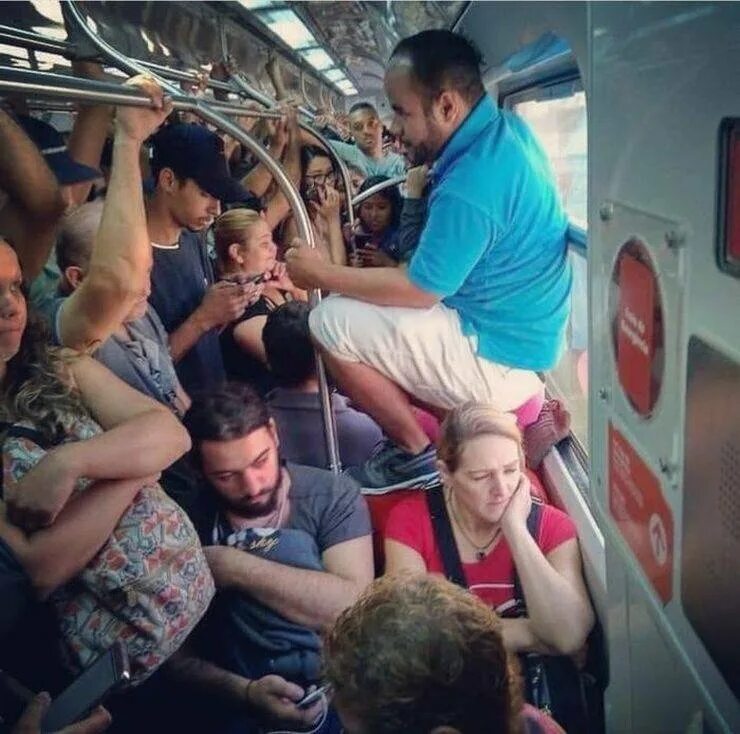 Лезет в автобусе. Давка в общественном транспорте. толпа в маршрутке. давка в автобусе. толпа людей в автобусе.