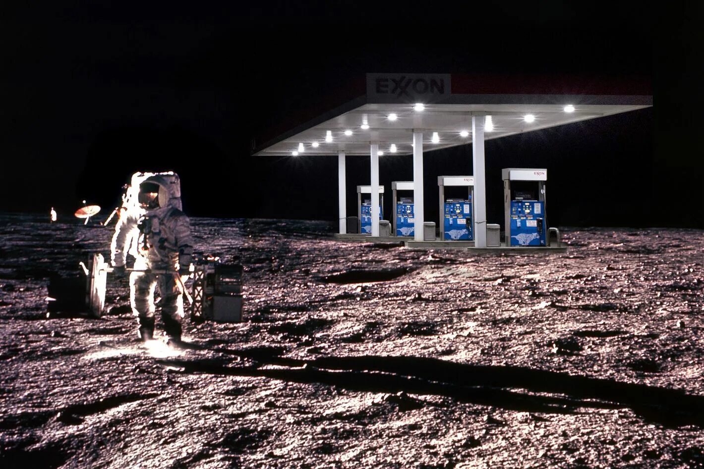 Moon black station. Лунная Gas Station. Space Gas Station. Инопланетянами Gas Station. Moon Station Russian.