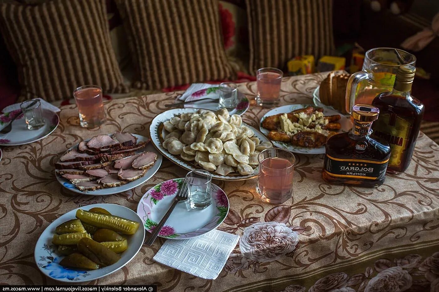 Накрытый стол с едой. Домашний стол с едой. Деревенский праздничный стол. Деревенский накрытый стол.