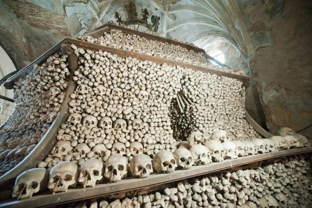 Храм из костей в чехии. Кутна гора костница. Храм из костей в чехии. Храм из костей в чехии. Кутна гора чехия костница.