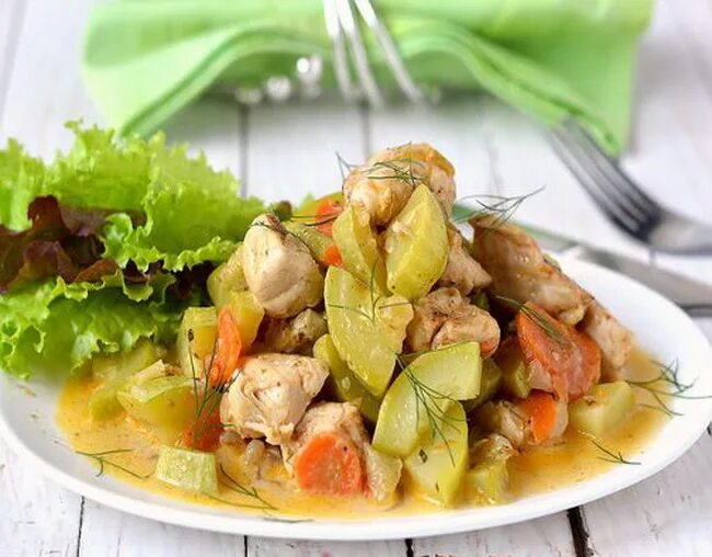 Тушеные кабачки с курицей. Куриное филе тушеное с овощами. Кабачки тушеные с куриной грудкой. Тушеные кабачки. Кабачки тушёные с морковью и луком.