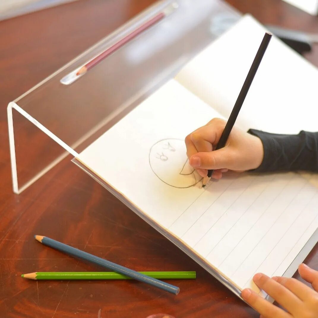 Правильное расположение тетради на парте при письме. Правильное положение тетради при письме. Правильно держать тетрадь при письме. Ка кправльно держать ркчку. Пишем с наклоном.