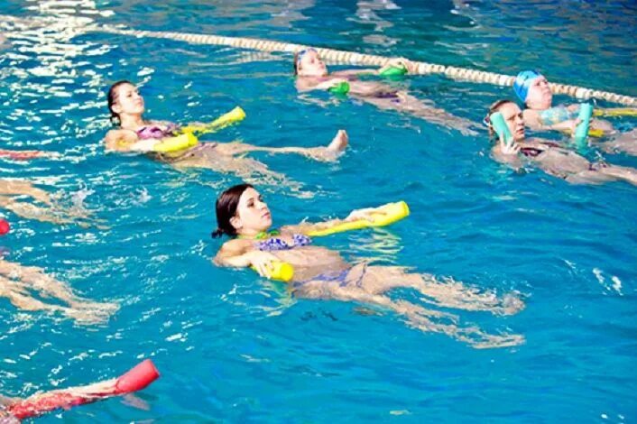 Можно ли в первом триместре в бассейн. Aqua-beginners аквааэробика. занятия в бассейне для беременных. аквааэробика для беременных. лфк в бассейне.