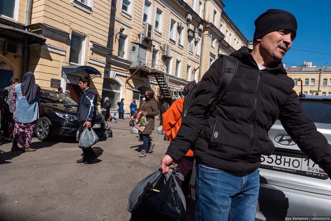 Таджики в санкт петербурге. Таджики в Питере. Сенная Фонтанка. Человек раздает еду. Очередь за едой в России.